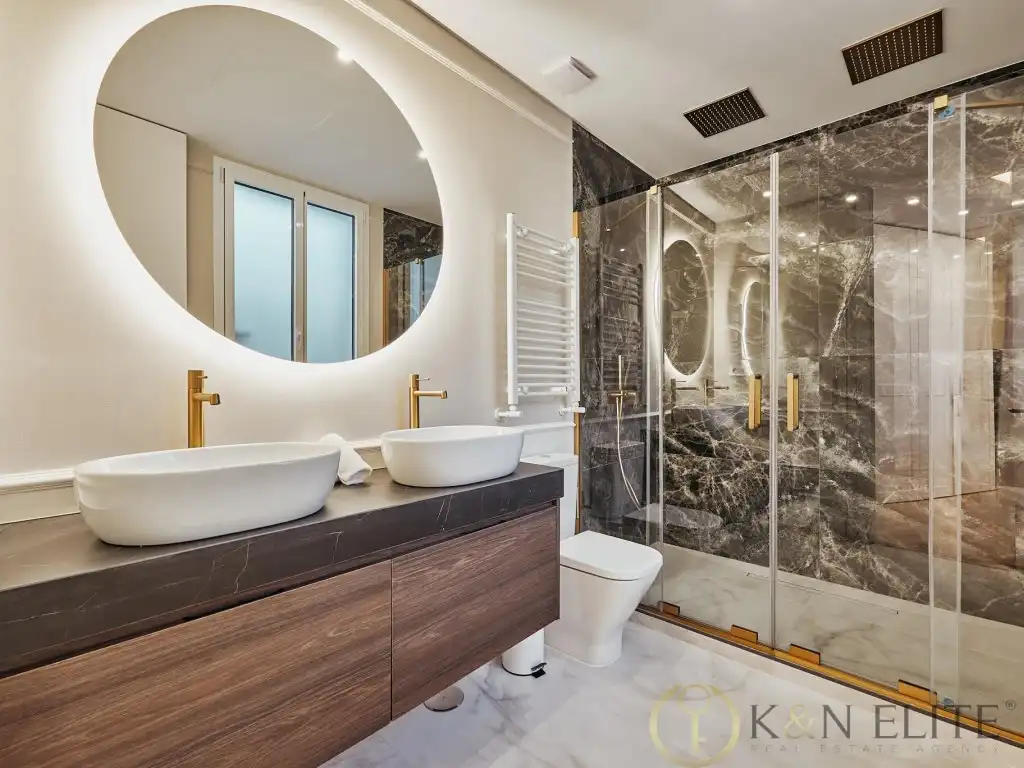 Bathroom of Attic for sale in Madrid  with Air Conditioner, Terrace and Swimming Pool