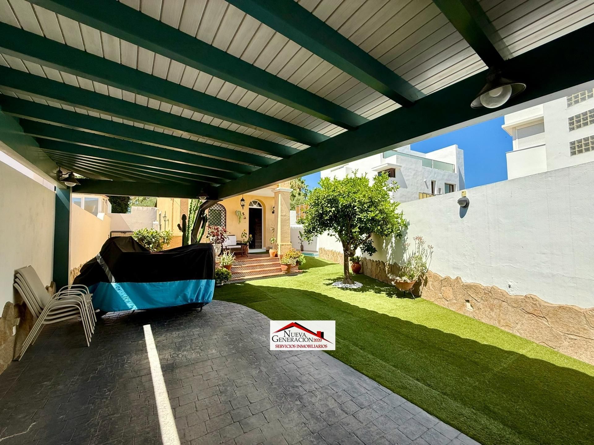 Vista exterior de Casa o xalet en venda en San Fernando amb Jardí privat, Terrassa i Balcó