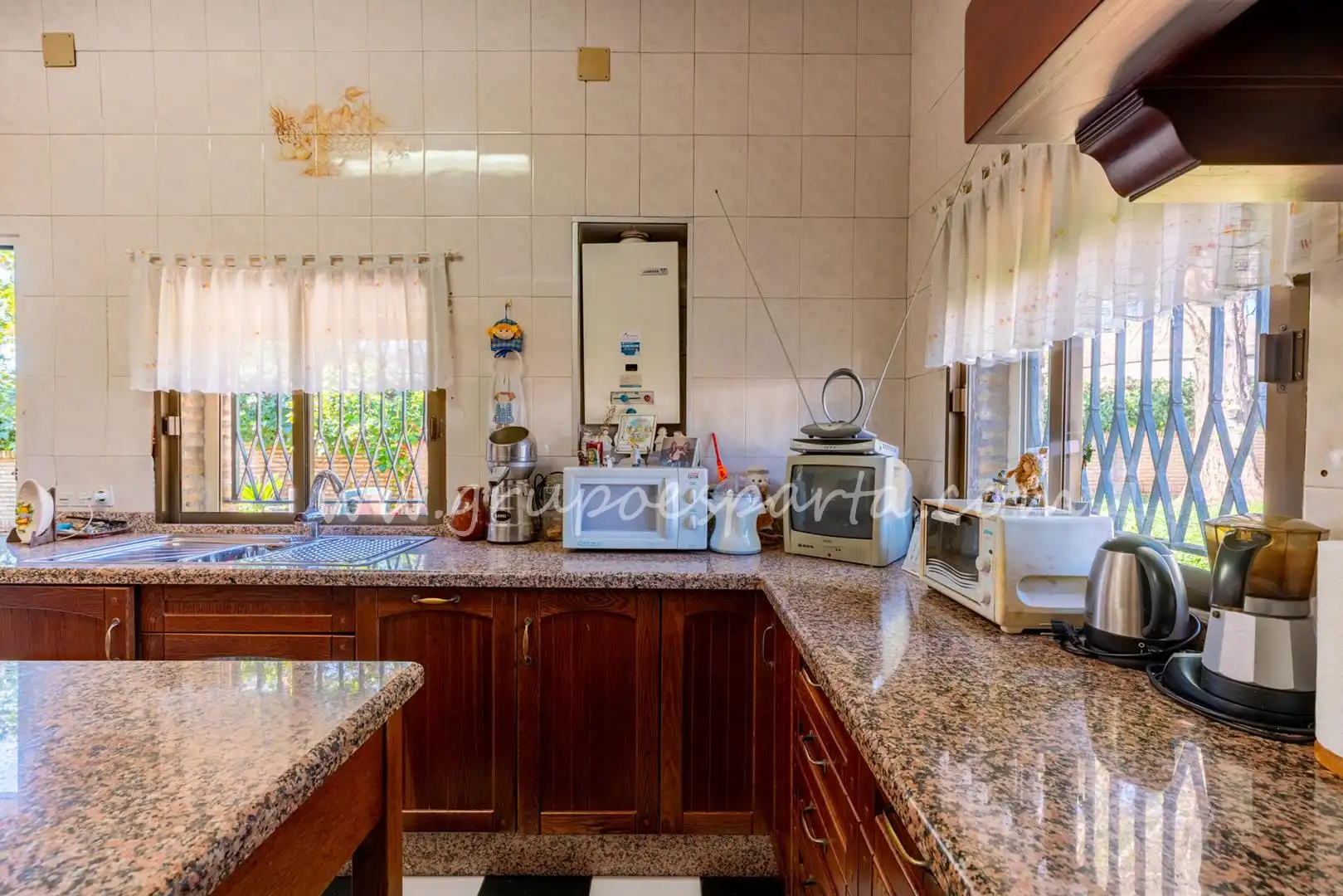 Cuina de Casa o xalet en venda en Espartinas amb Aire condicionat, Jardí privat i Terrassa