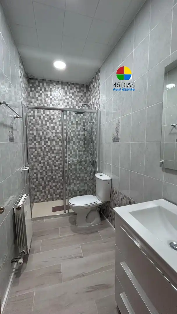 Badezimmer von Erdgeschoss zum Verkauf in Ripollet mit Heizung, Parkett und Terrasse