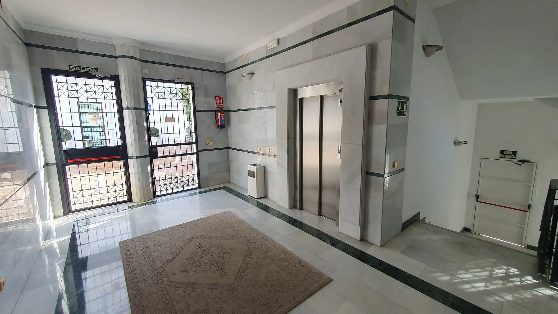 Local de lloguer en Marbella amb Aire condicionat, Parquet i Alarma