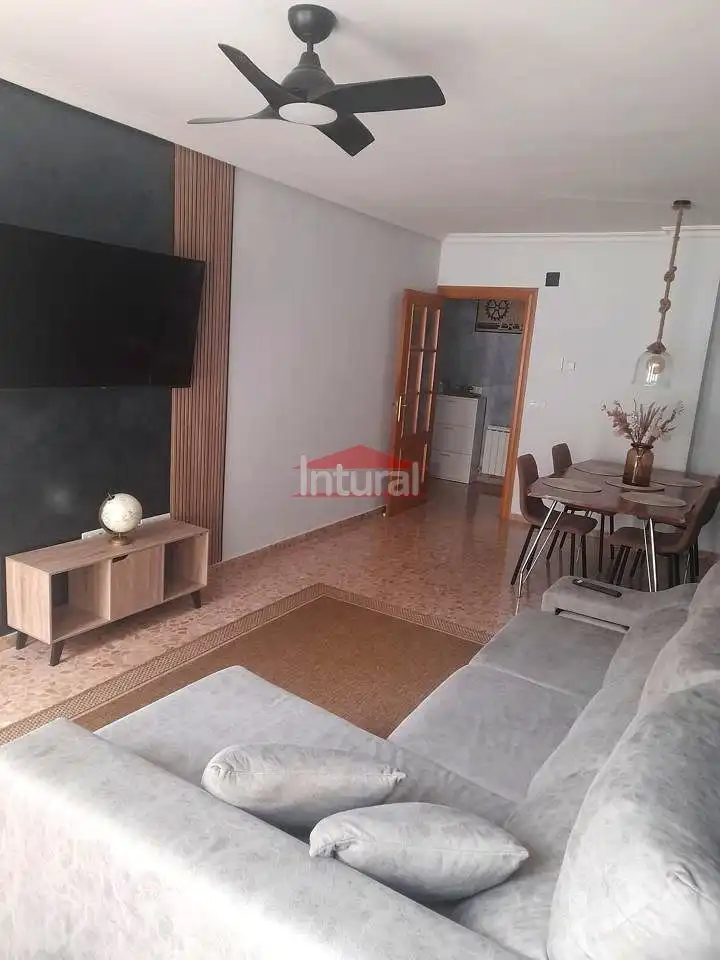 Sala d'estar de Pis en venda en Chinchilla de Monte-Aragón amb Calefacció, Traster i Moblat