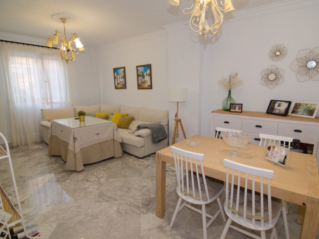 Sala d'estar de Casa adosada en venda en La Rinconada