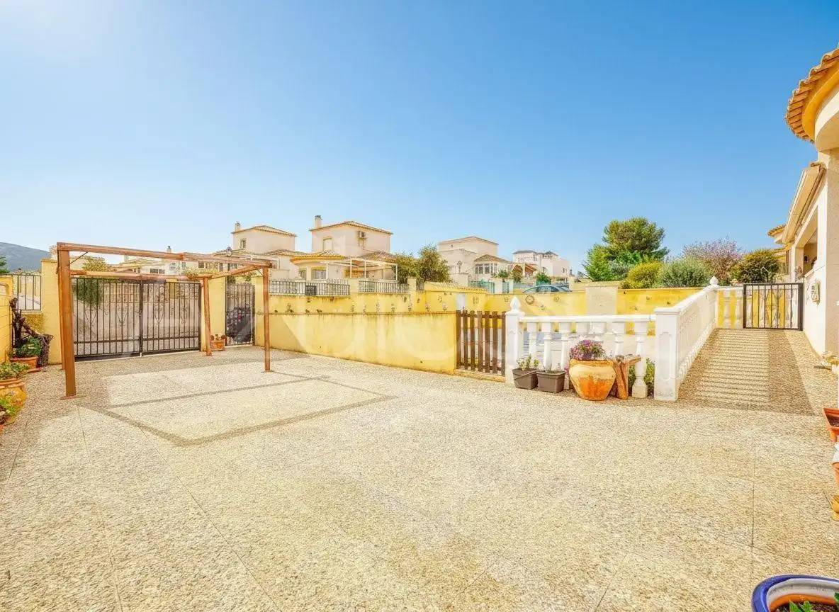 Vista exterior de Casa o xalet en venda en Castalla amb Jardí privat, Terrassa i Traster