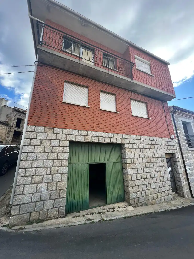 Vista exterior de Casa adosada en venta en Burgohondo con Terraza
