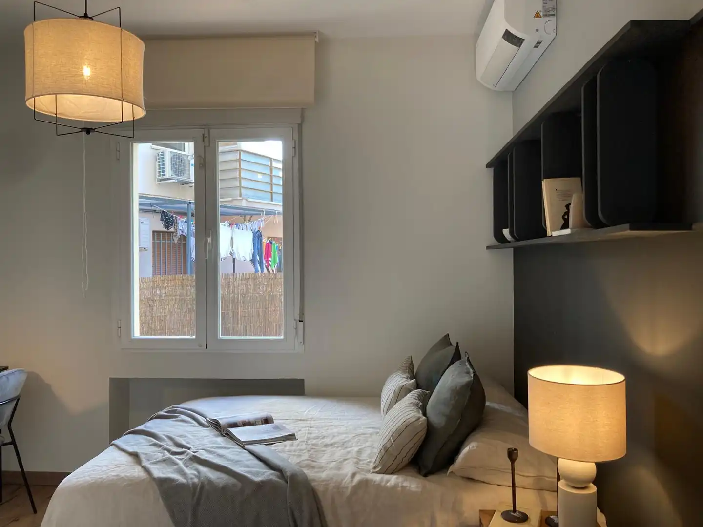 Dormitori de Apartament de lloguer en Madrid amb Aire condicionat, Calefacció i Moblat