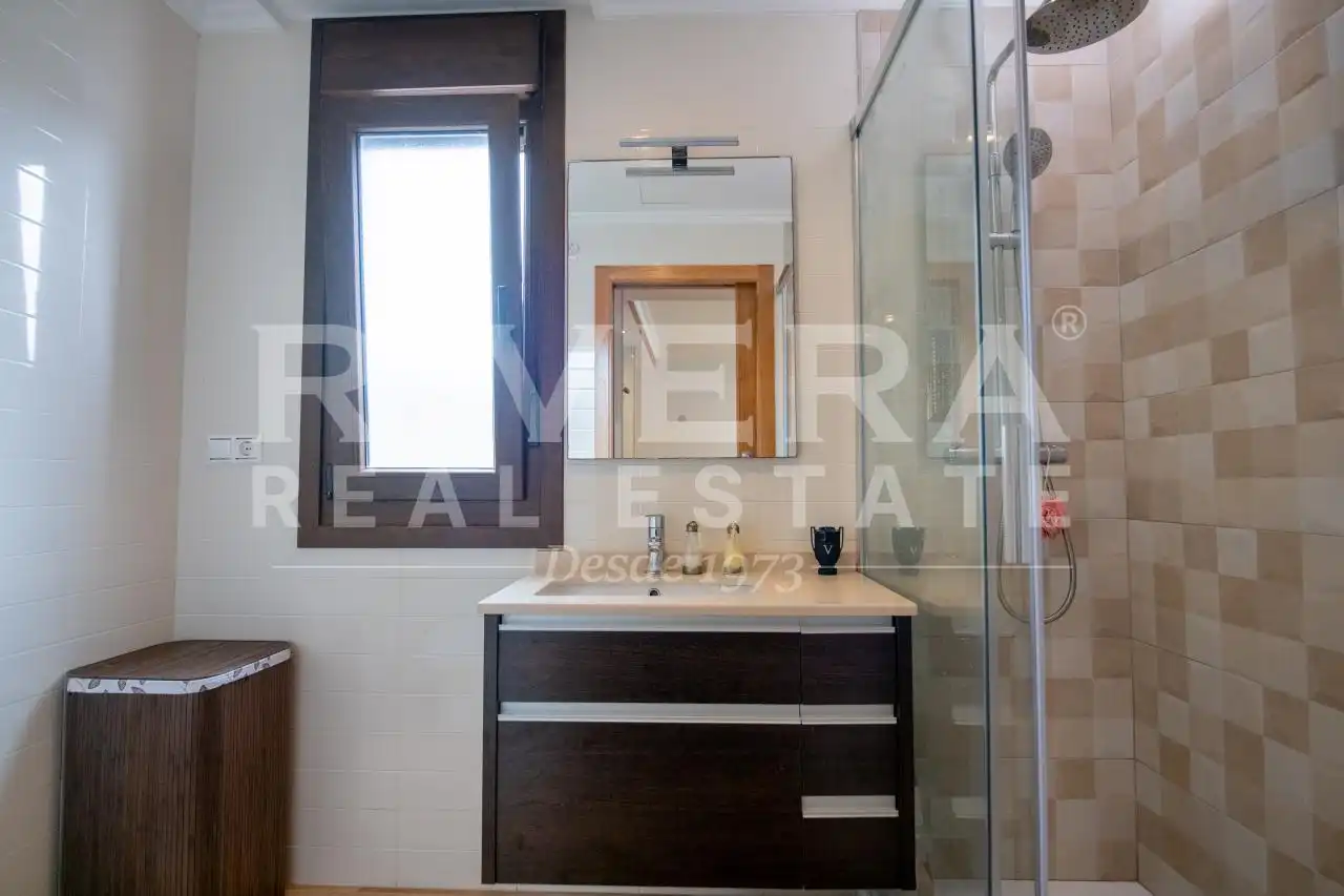 Badezimmer von Wohnung zum Verkauf in Sanxenxo mit Heizung, Terrasse und Abstellraum