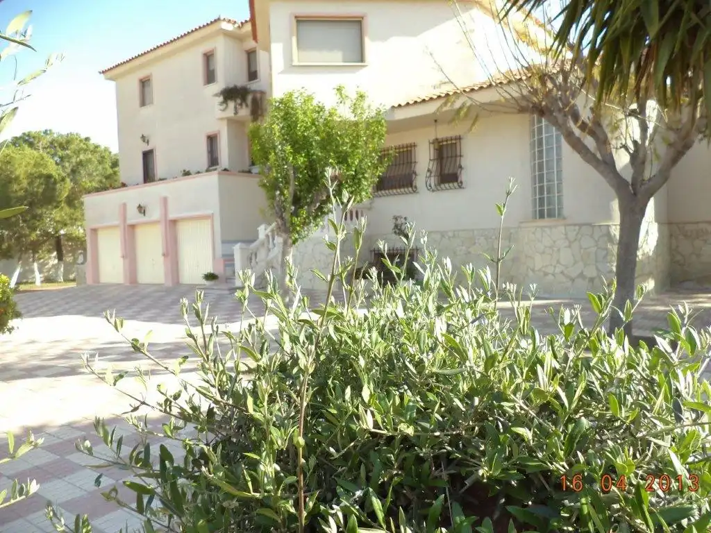 Vista exterior de Casa o xalet en venda en Mutxamel amb Calefacció, Jardí privat i Terrassa