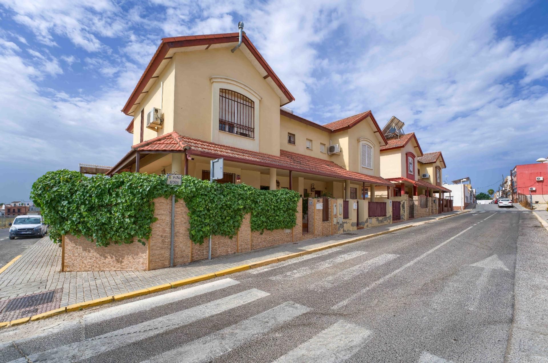 Vista exterior de Casa adosada en venda en Bollullos de la Mitación amb Aire condicionat, Calefacció i Parquet