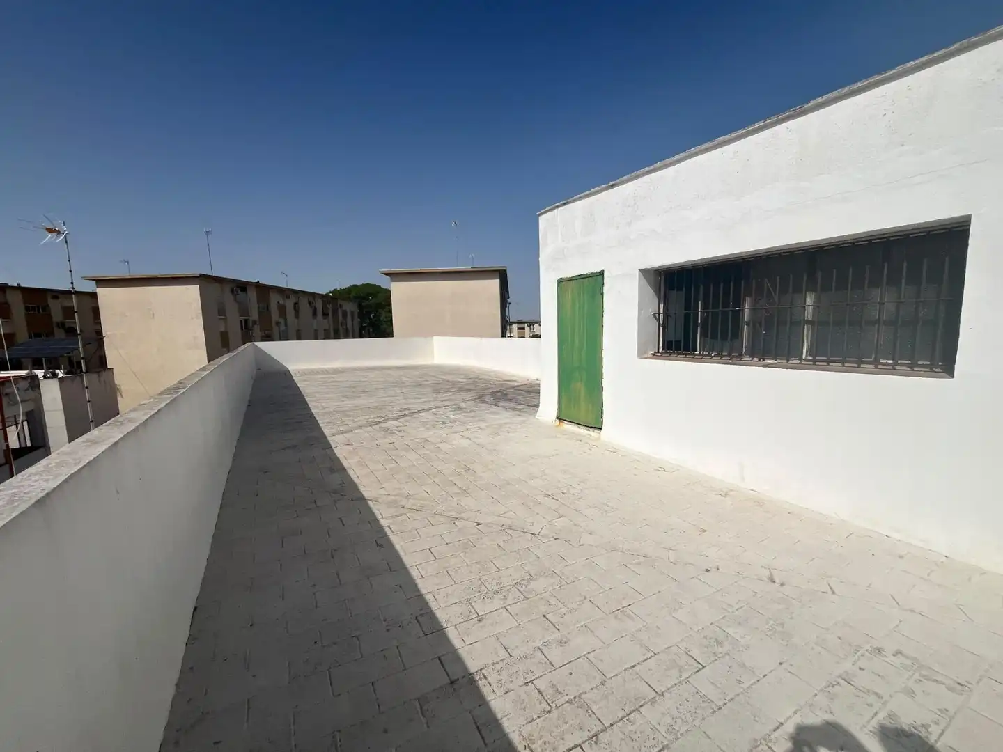Vista exterior de Edifici en venda en Jerez de la Frontera