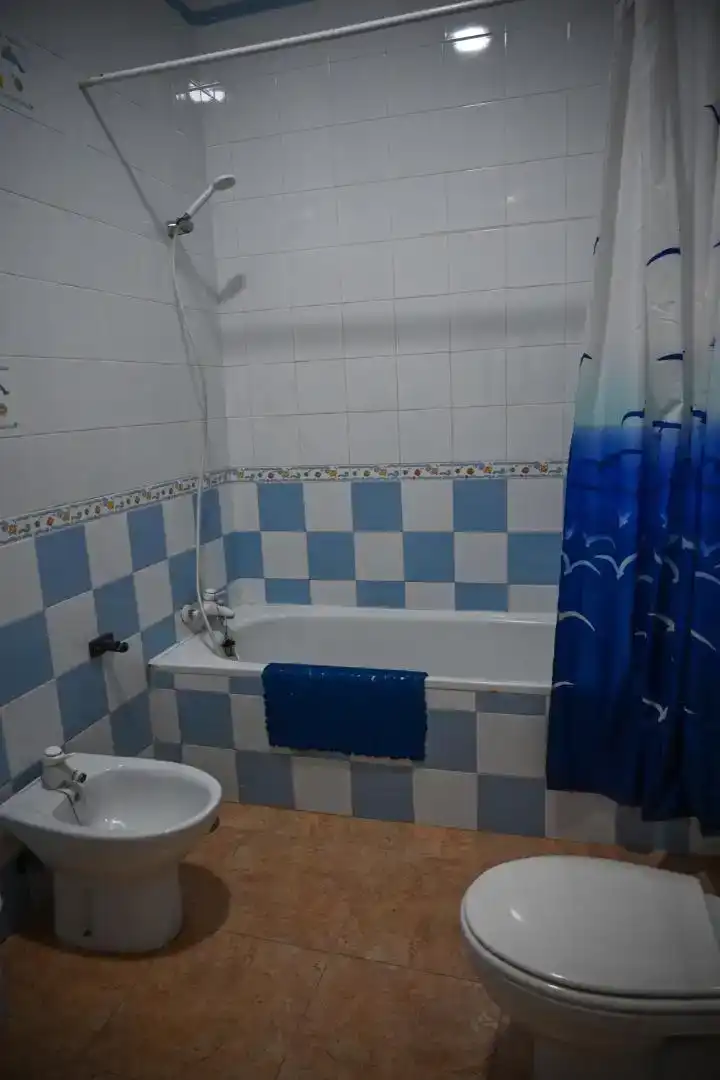 Badezimmer von Wohnung zur Miete in Cartagena mit Klimaanlage, Privatgarten und Parkett