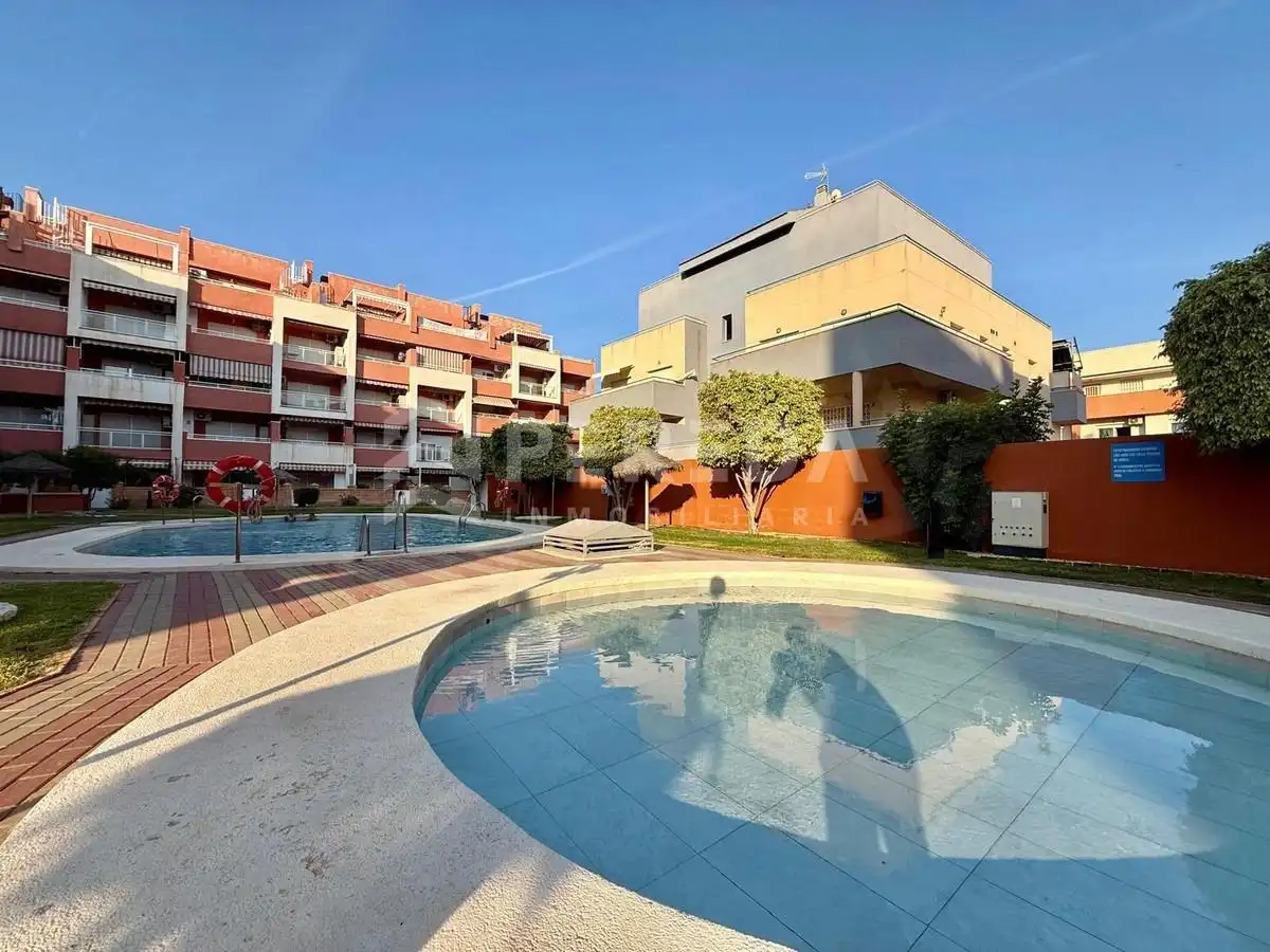 Piscina de Apartament en venda en Roquetas de Mar amb Piscina comunitària