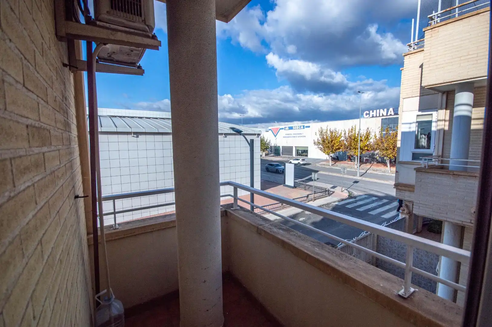 Vista exterior de Casa adosada en venda en Elda amb Aire condicionat, Terrassa i Traster