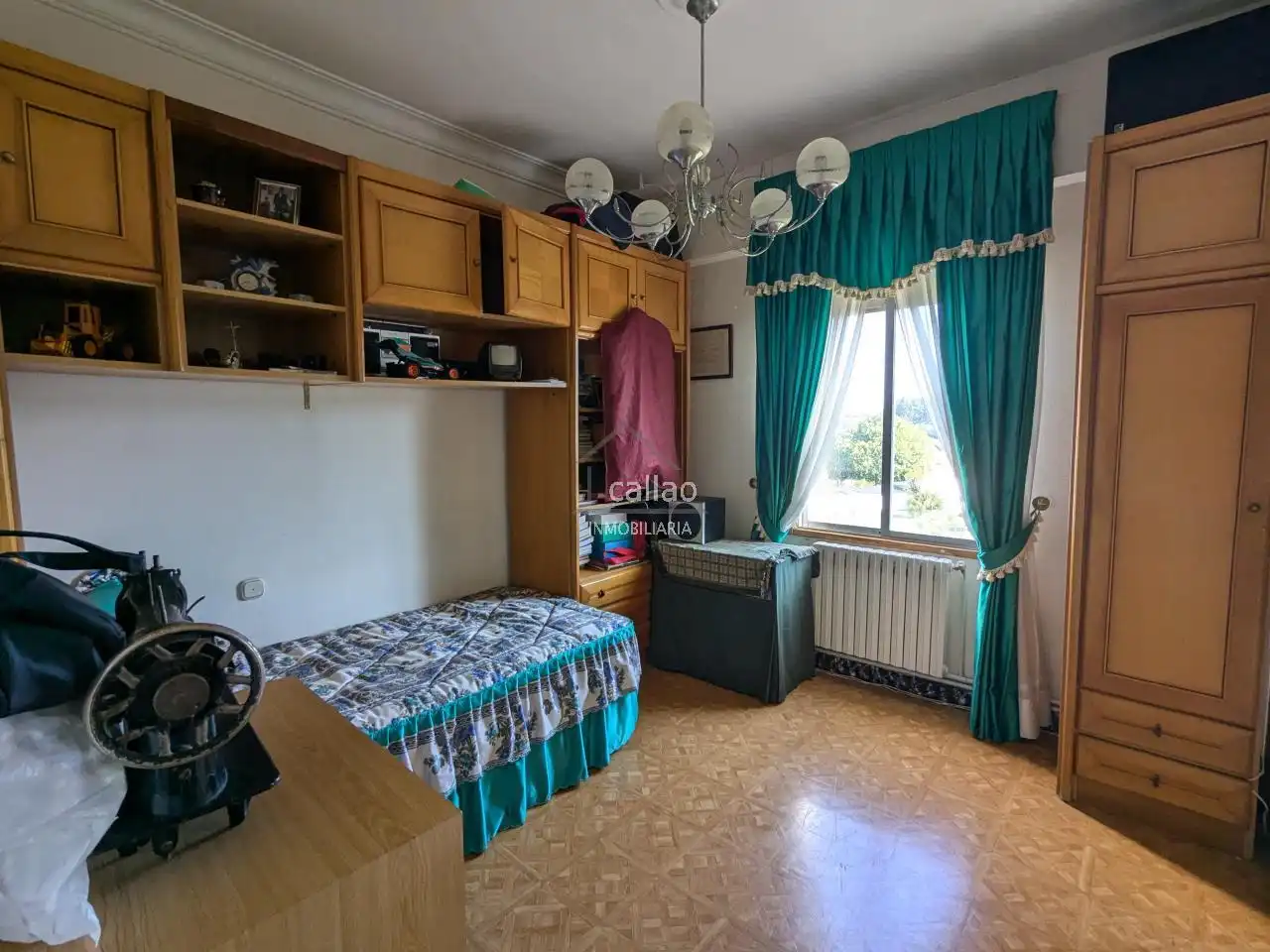 Dormitori de Casa o xalet en venda en Ferrol amb Calefacció, Jardí privat i Traster