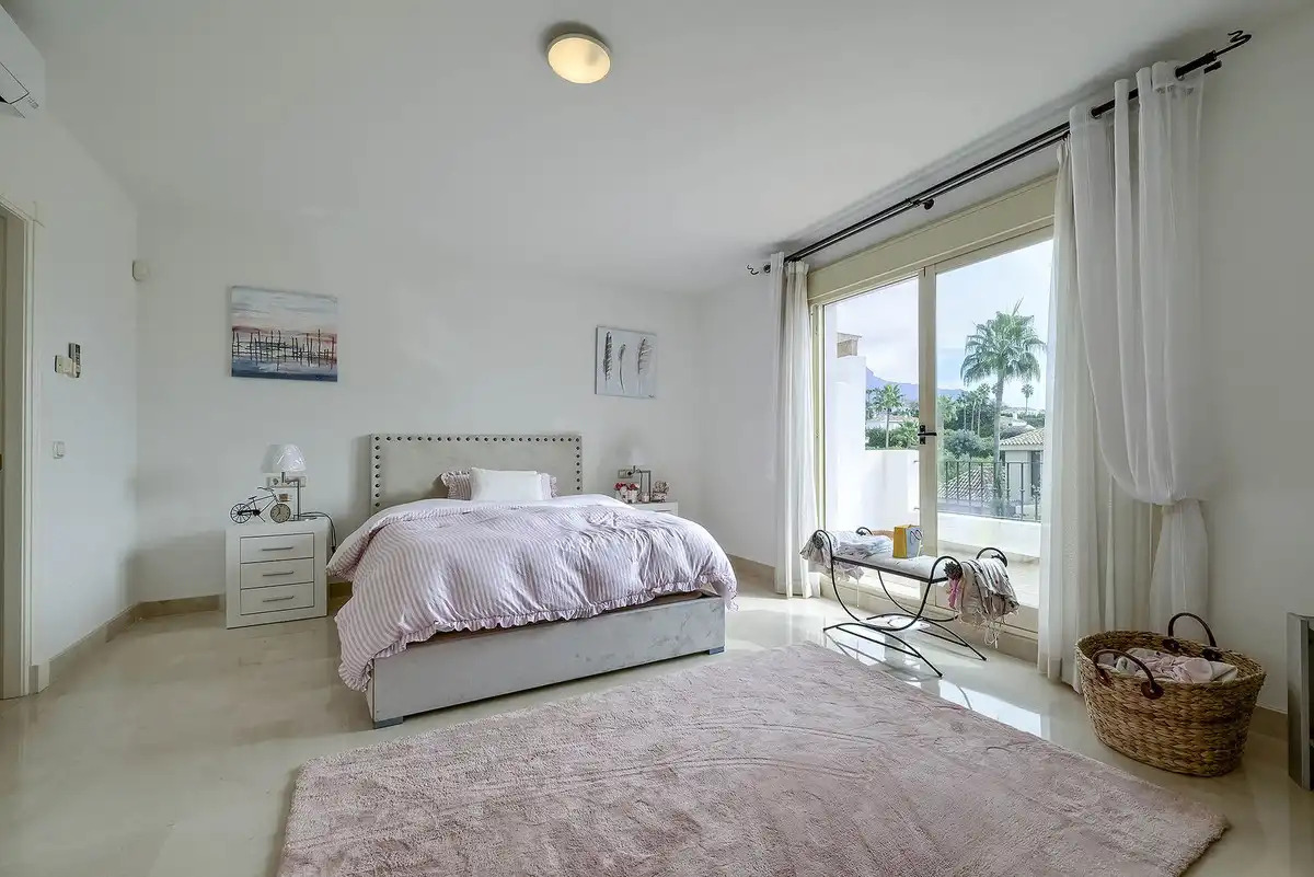Schlafzimmer von Einfamilien-Reihenhaus zum Verkauf in Marbella mit Klimaanlage und Terrasse