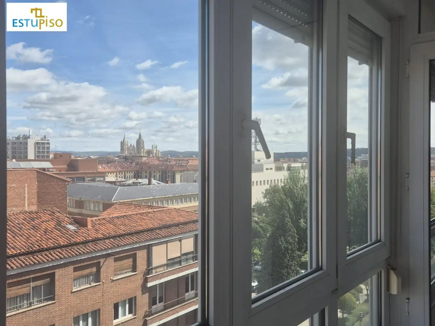 Vista exterior de Pis en venda en León Capital 