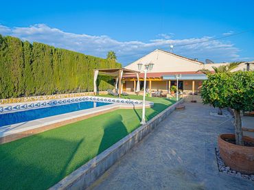 Villa mit Pool zum Verkauf in Calle Acequia del Rio