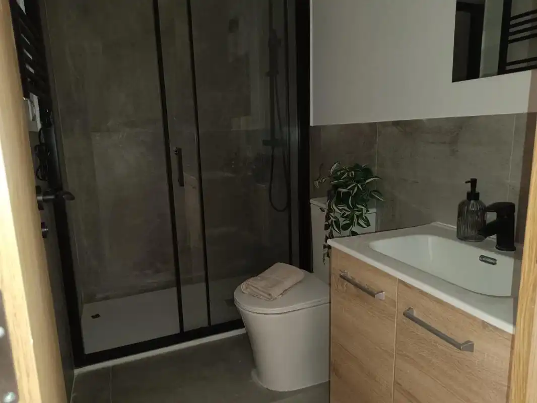 Bathroom of Flat for sale in Madrid  with Air Conditioner and Heating