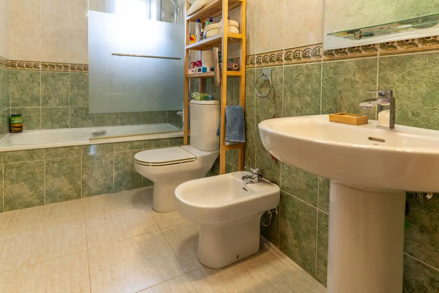 Badezimmer von Haus oder Chalet zum Verkauf in Santa Pola mit Klimaanlage, Privatgarten und Terrasse