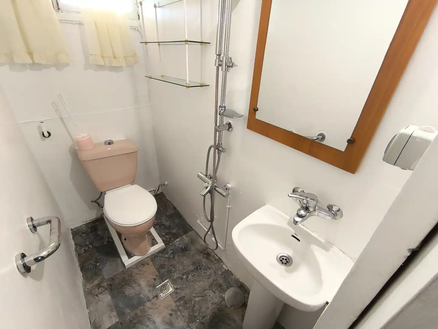 Baño de Casa o chalet en venta en Torrejón del Rey con Aire acondicionado, Calefacción y Jardín privado