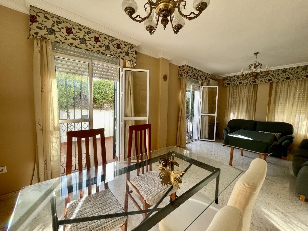 Vista exterior de Casa adosada en venda en Dos Hermanas