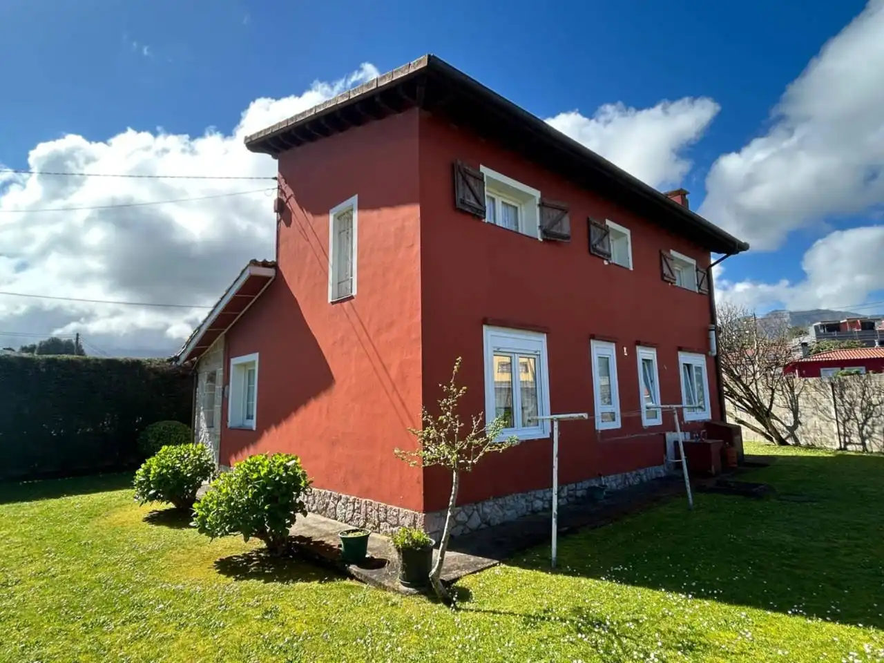 Außenansicht von Haus oder Chalet zum Verkauf in Llanes mit Heizung, Privatgarten und Terrasse