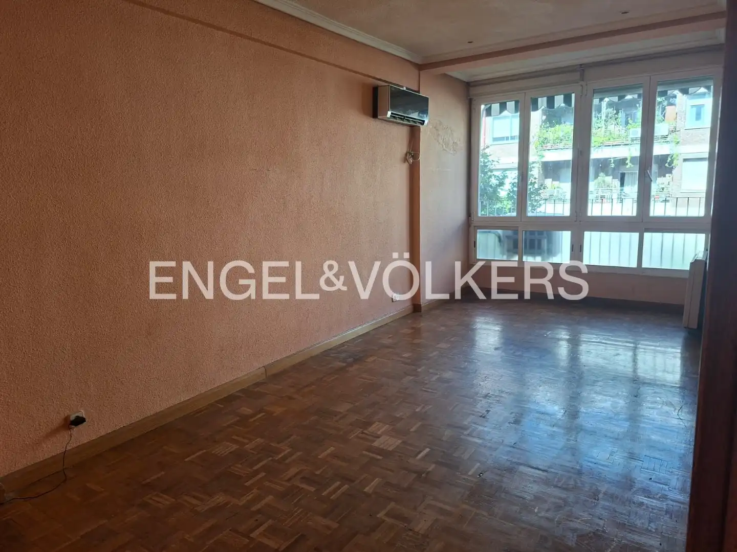 Living room of Flat for sale in  Madrid Capital  with Air Conditioner, Heating and Parquet flooring