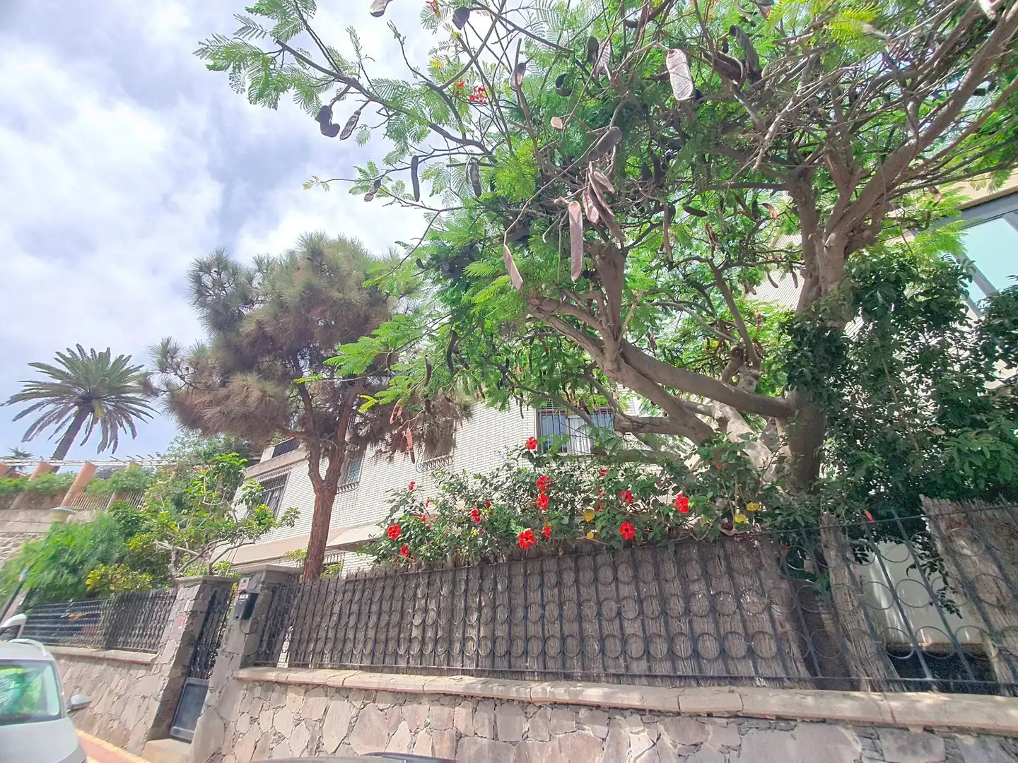 Vista exterior de Casa o xalet en venda en Las Palmas de Gran Canaria amb Aire condicionat, Jardí privat i Balcó