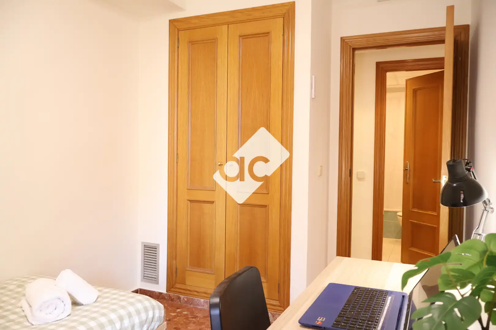 Habitación de Apartamento de alquiler en Valencia con Aire acondicionado, Calefacción y Amueblado