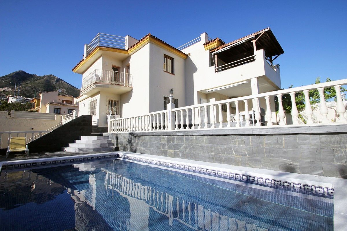 Vista exterior de Casa o xalet en venda en Benalmádena amb Aire condicionat, Jardí privat i Terrassa