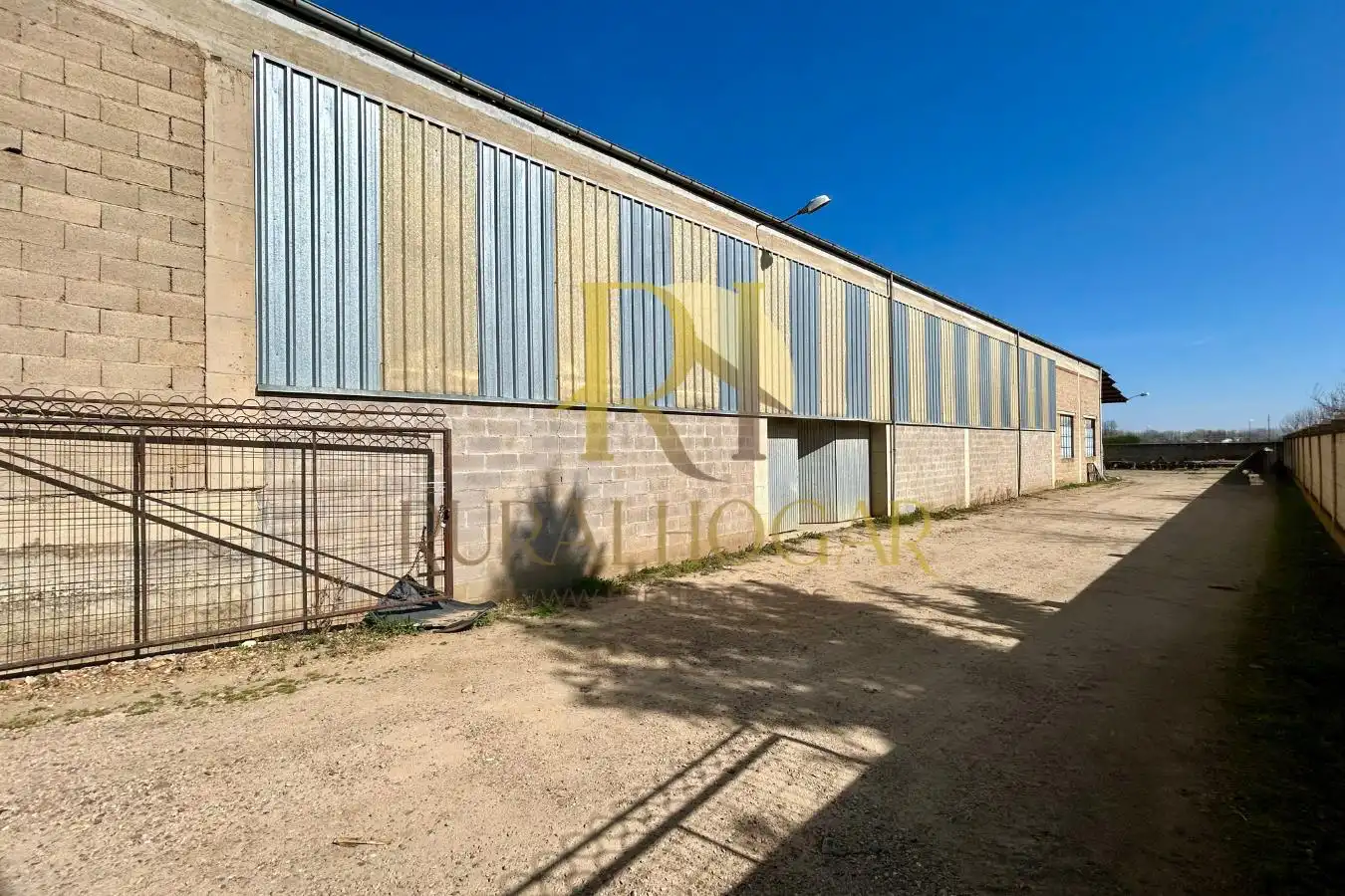 Außenansicht von Fabrikhallen zum Verkauf in La Bañeza 