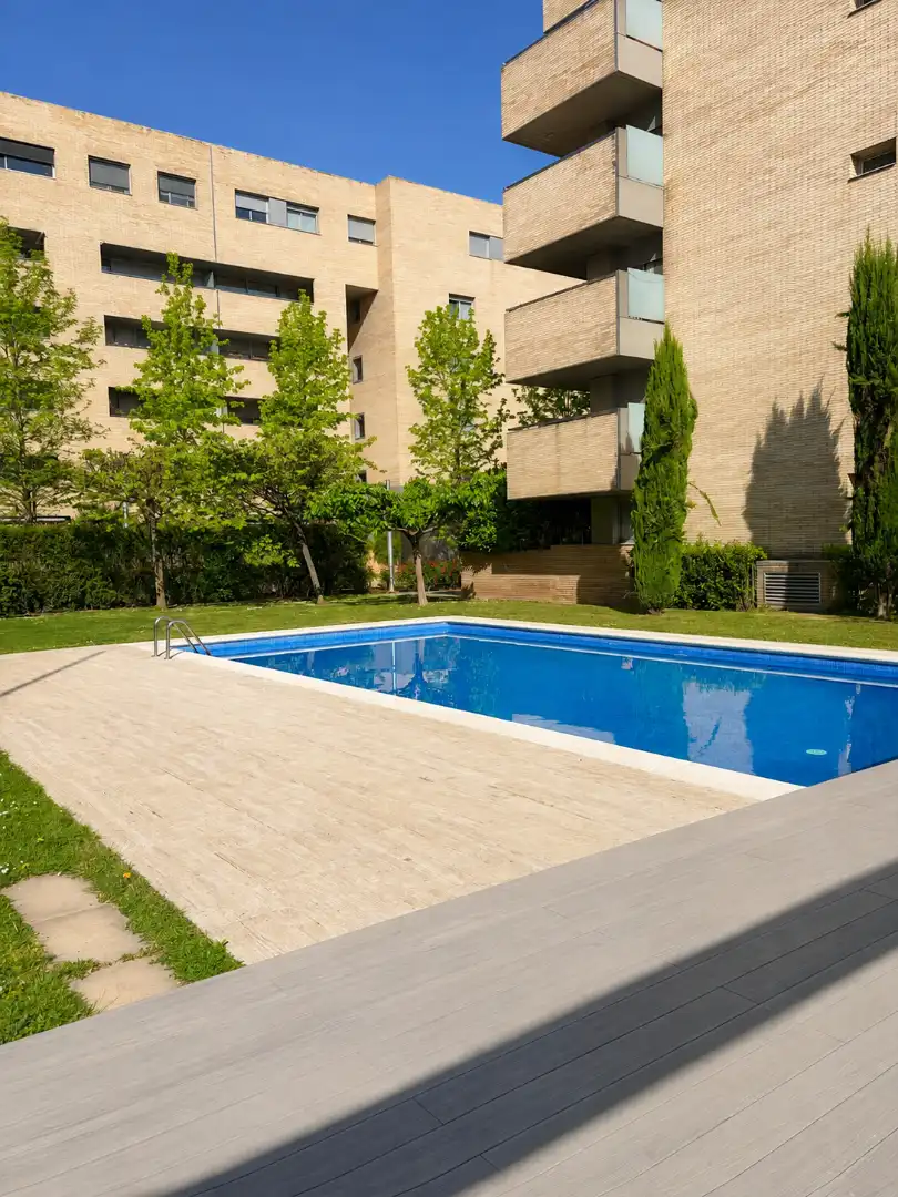 Piscina de Pis en venda en Salt amb Aire condicionat, Calefacció i Terrassa