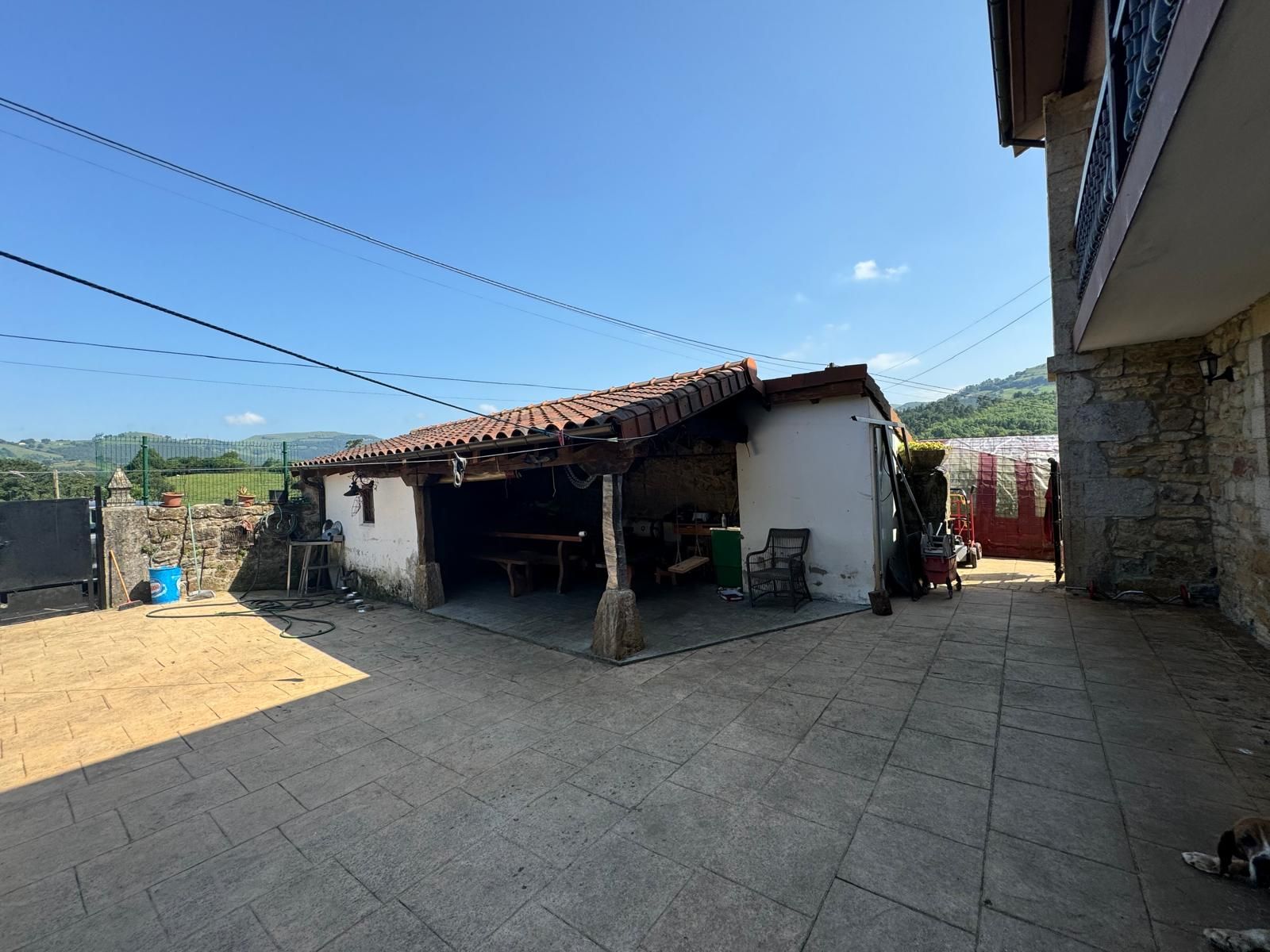 Vista exterior de Casa o xalet en venda en Entrambasaguas amb Calefacció, Jardí privat i Parquet
