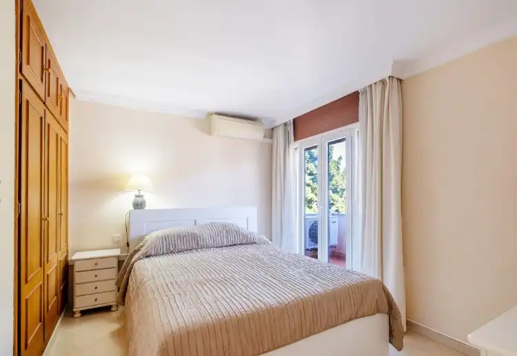 Dormitori de Apartament en venda en Marbella amb Aire condicionat, Calefacció i Jardí privat