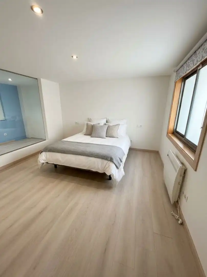 Schlafzimmer von Erdgeschoss zur Miete in A Coruña Capital  mit Parkett, Waschmaschine und Mikrowelle