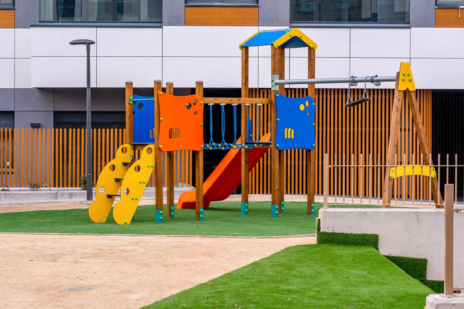 Vista exterior de Pis de lloguer en  Madrid Capital amb Aire condicionat, Calefacció i Jardí privat