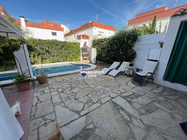 Vista exterior de Casa o xalet en venda en Cubelles amb Aire condicionat, Calefacció i Jardí privat