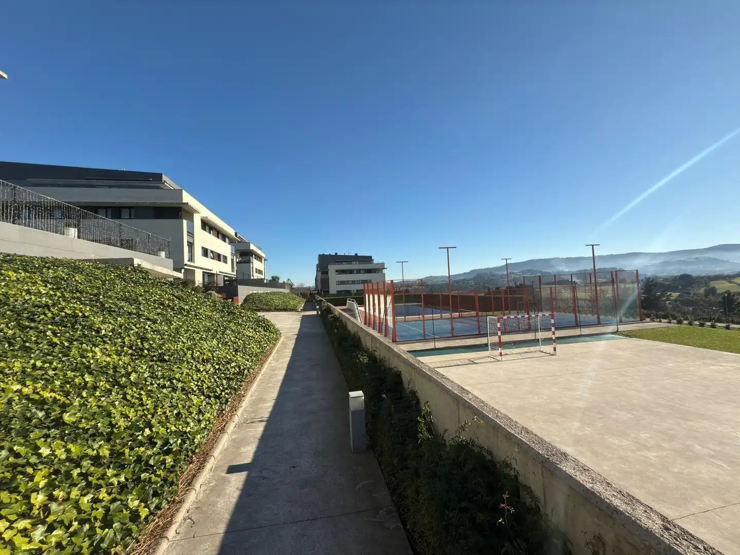 Aparcament de Pis de lloguer en Gijón  amb Calefacció, Jardí privat i Terrassa