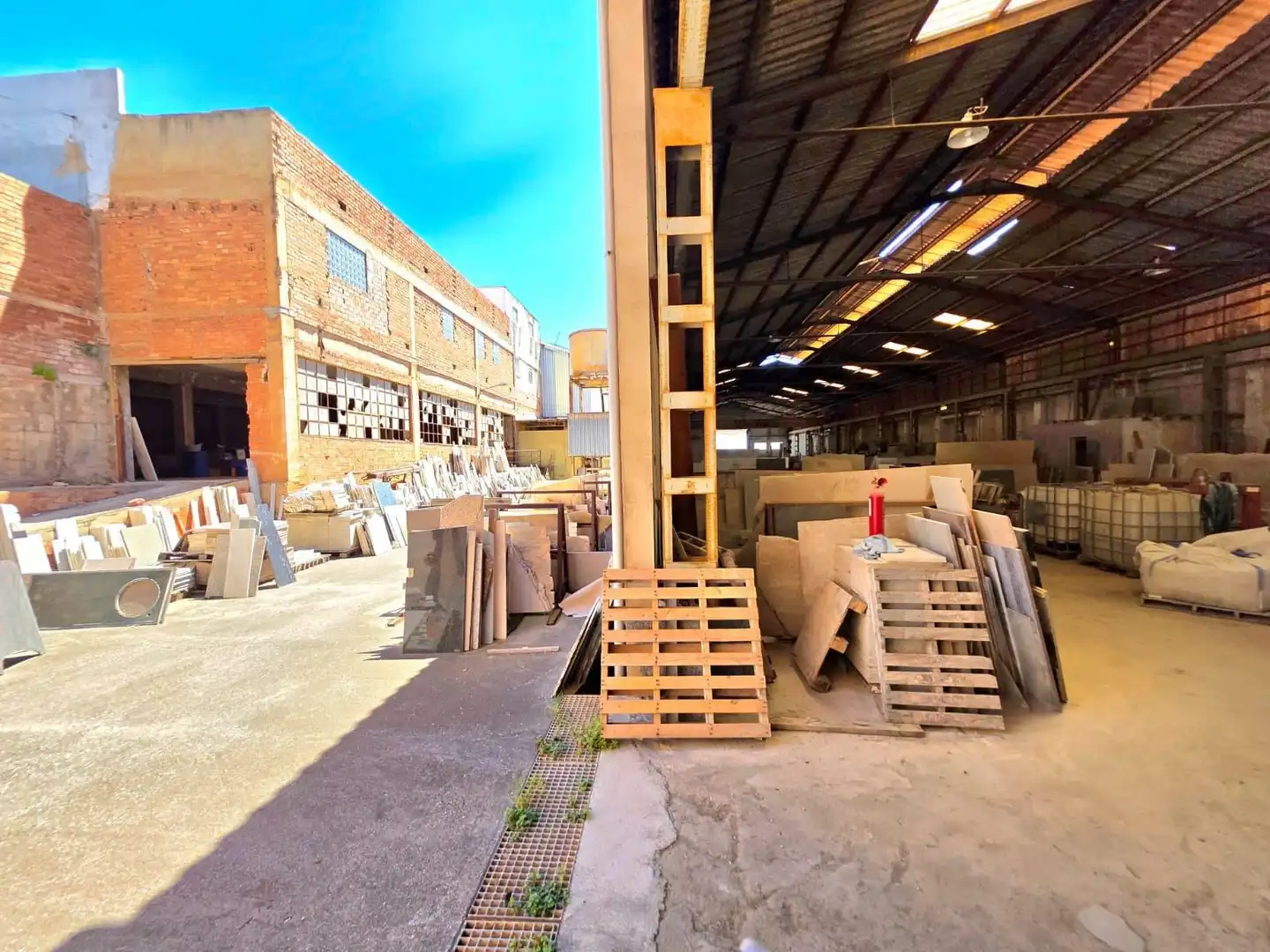 Vista exterior de Nave industrial en venta en Almazora / Almassora