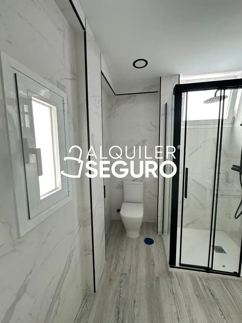 Bathroom of Flat for rent in Madrid  with Heating