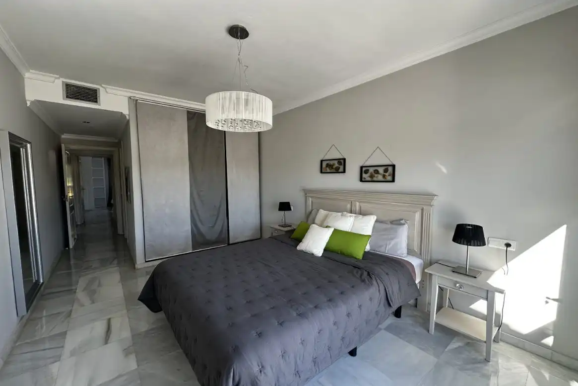 Schlafzimmer von Wohnungen zum Verkauf in Marbella mit Klimaanlage, Privatgarten und Terrasse