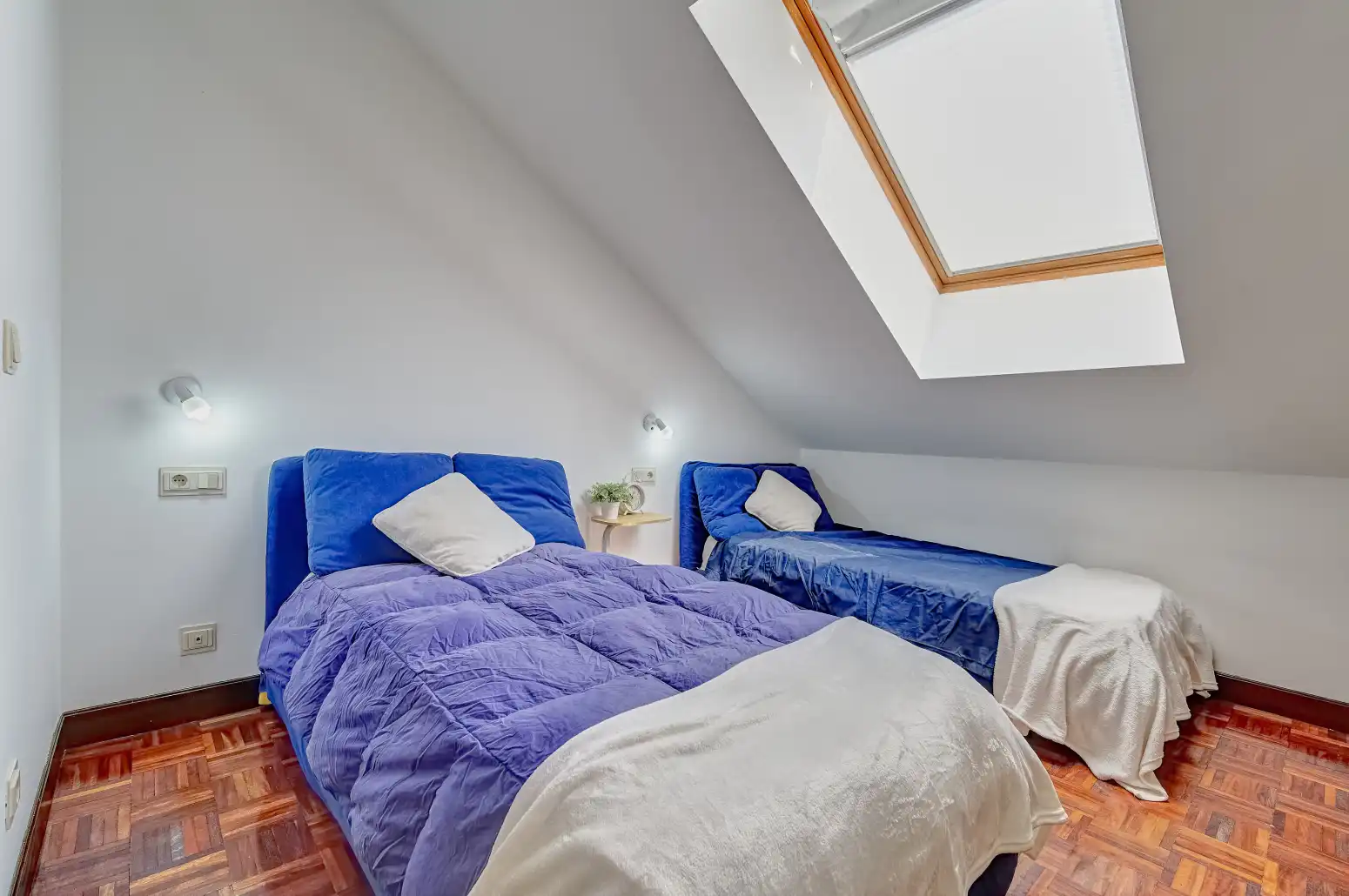 Habitación de Ático en venta en  Pamplona / Iruña con Calefacción, Parquet y Balcón