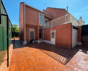 Vista exterior de Casa o xalet en venda en Parla amb Aire condicionat i Terrassa