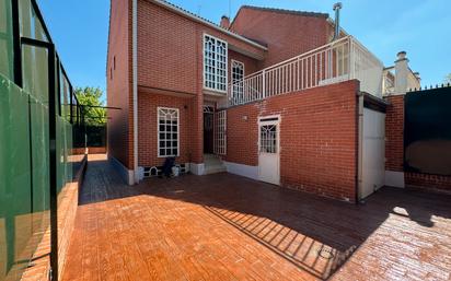 Vista exterior de Casa o xalet en venda en Parla amb Aire condicionat i Terrassa