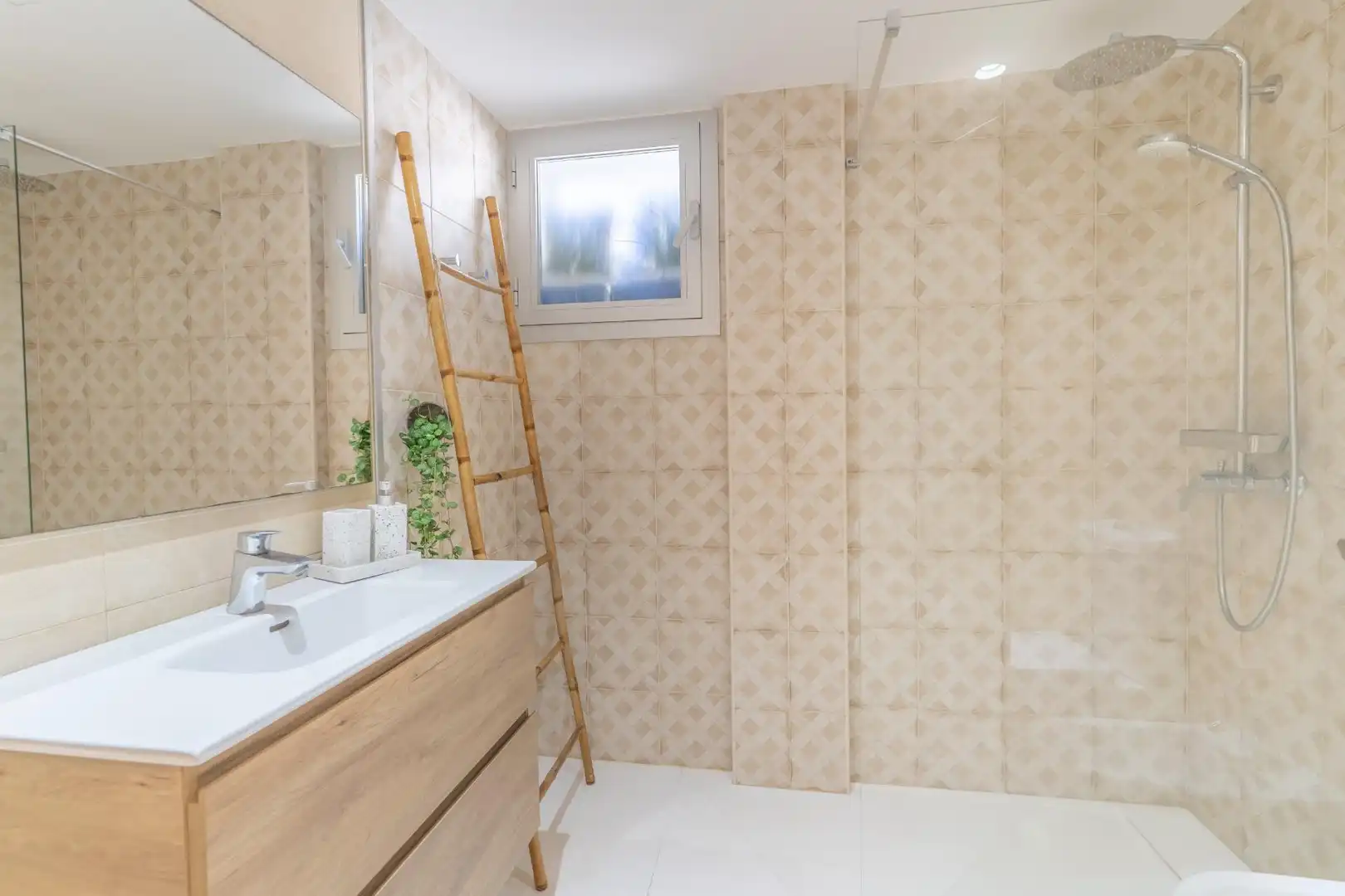 Bathroom of Ground floor for sale in Calvià  with Air Conditioner, Heating and Private garden