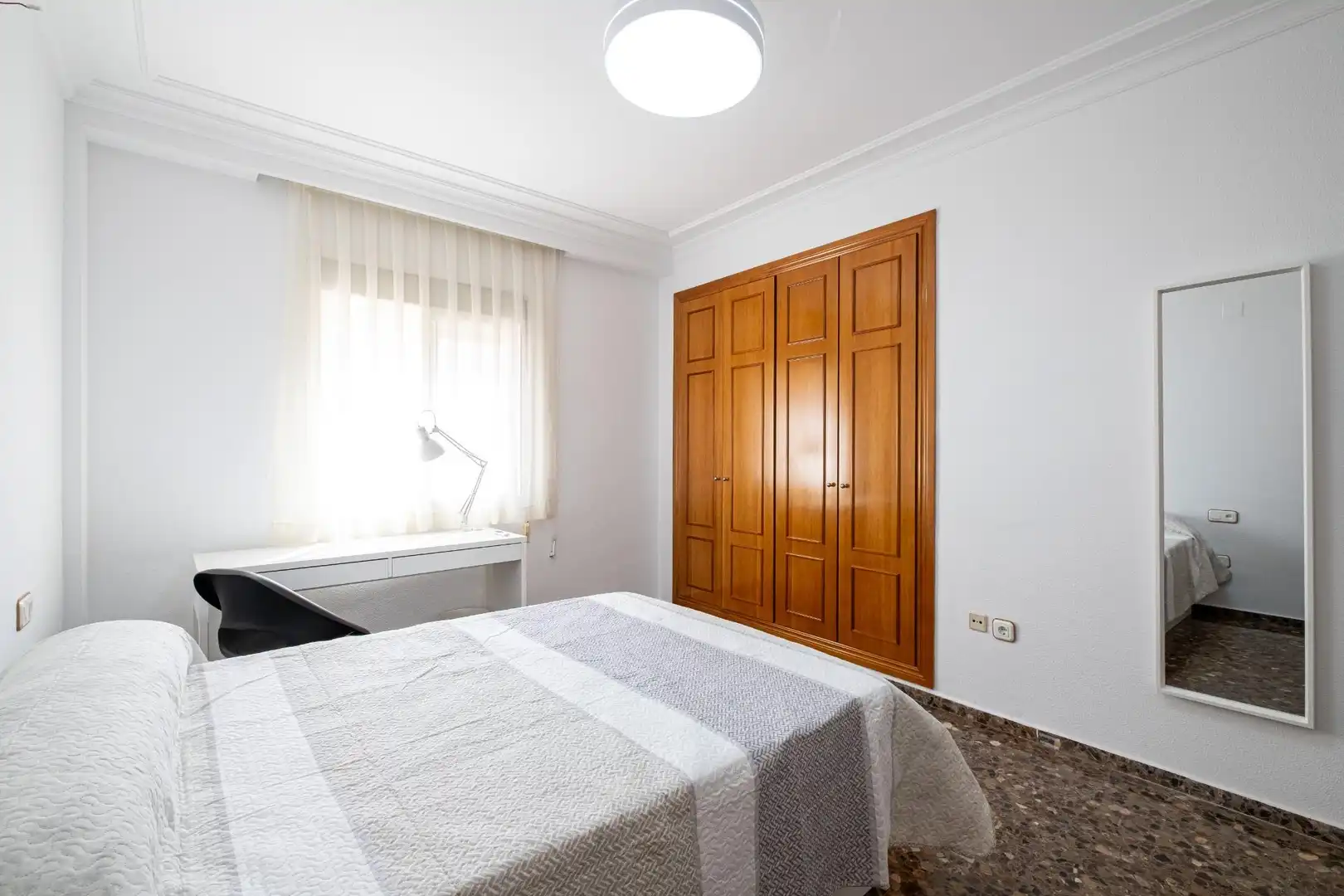 Schlafzimmer von Dachboden zur Miete in Moncada mit Privatgarten, Terrasse und Balkon