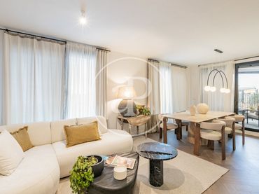 Penthouse with balcony for sale in C. Bausá