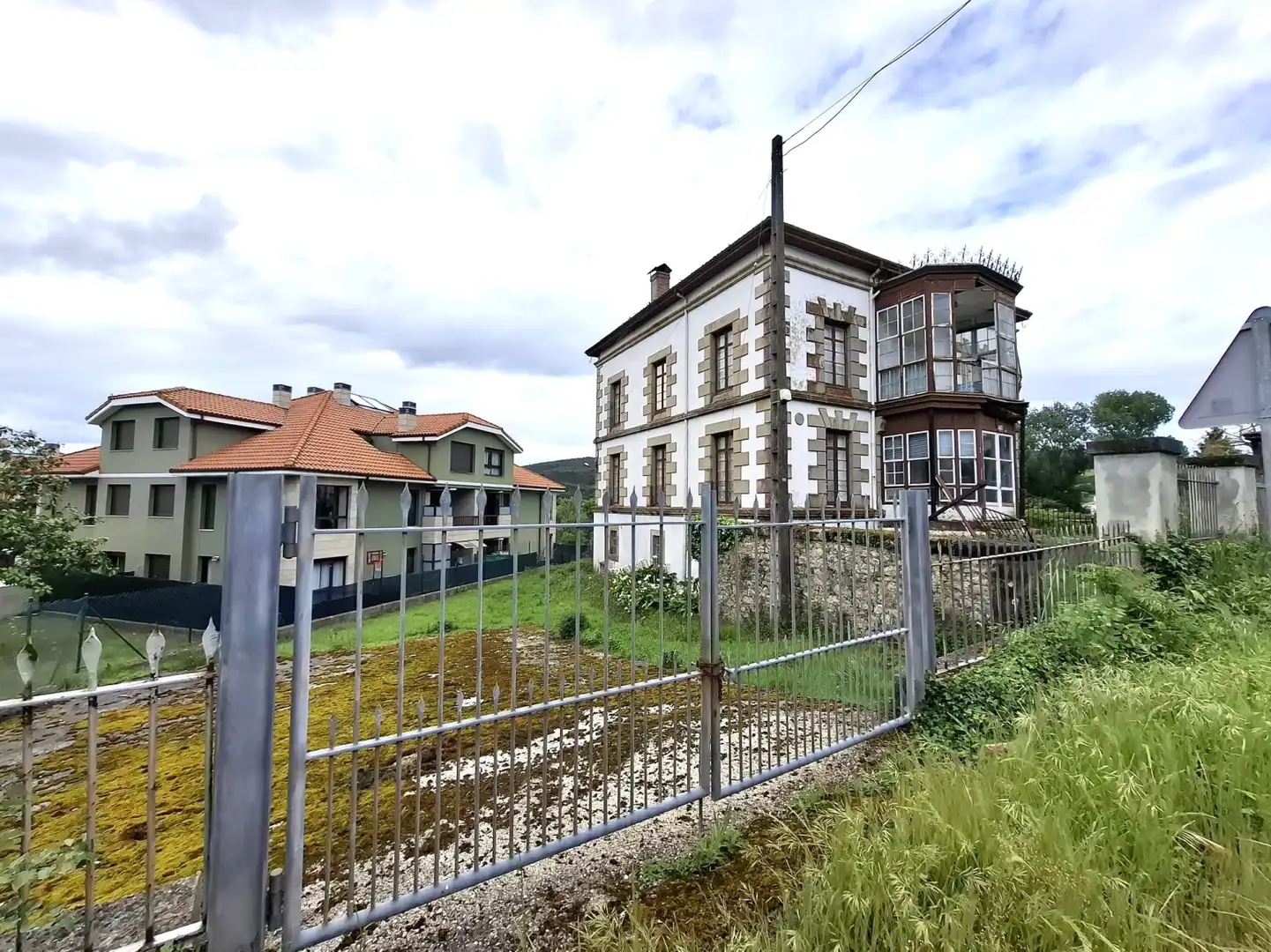 Vista exterior de Casa o xalet en venda en Reocín amb Jardí privat i Traster