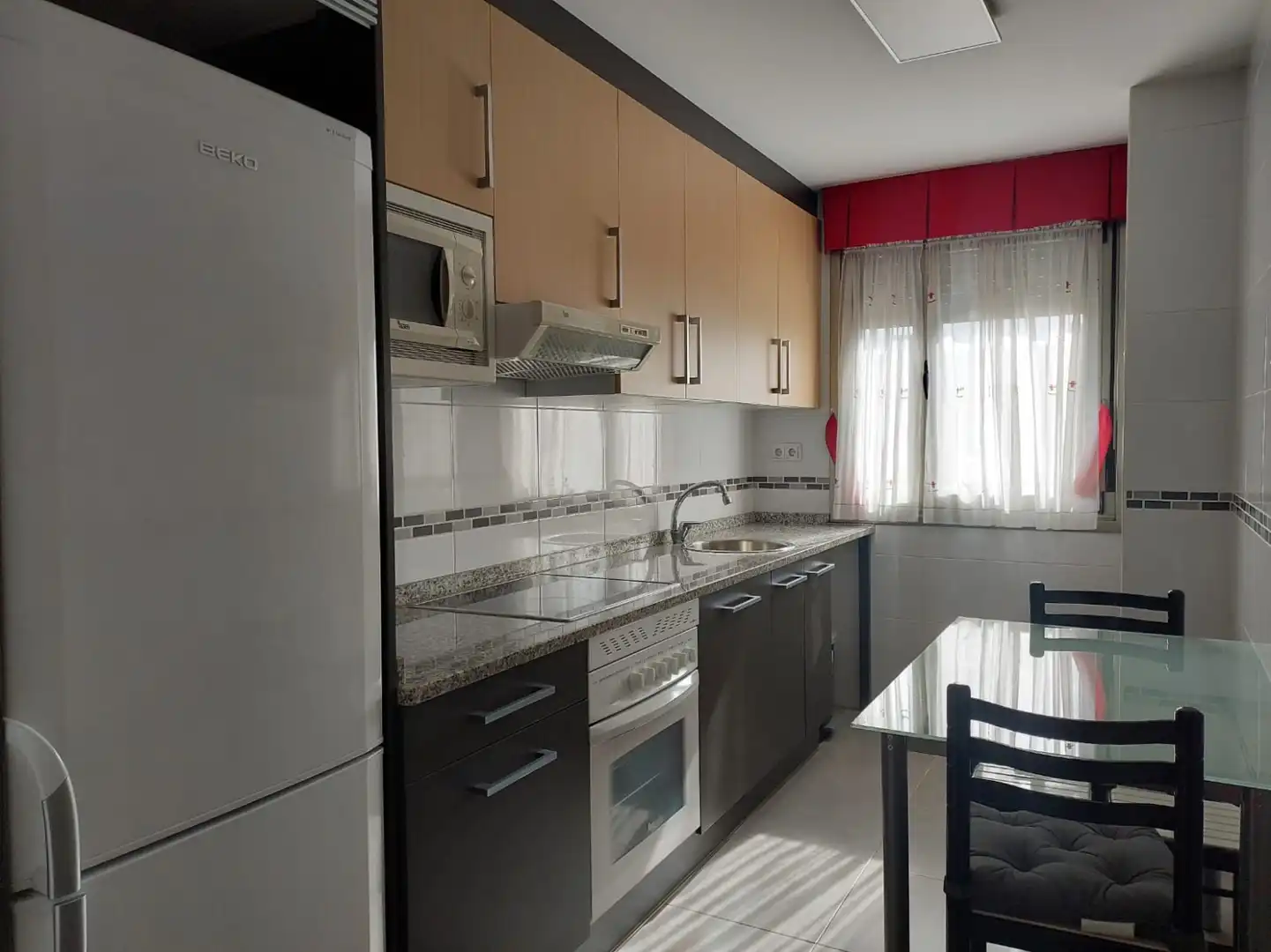 Cocina de Piso de alquiler en Gijón  con Calefacción, Jardín privado y Parquet