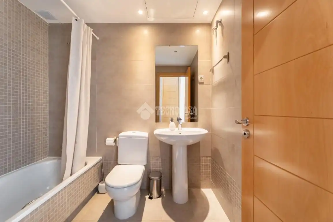 Badezimmer von Einfamilien-Reihenhaus zum Verkauf in Torrelodones mit Klimaanlage, Heizung und Terrasse